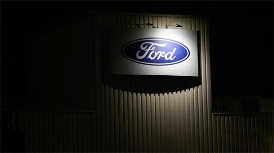 Ford-Logo am Kölner Werk