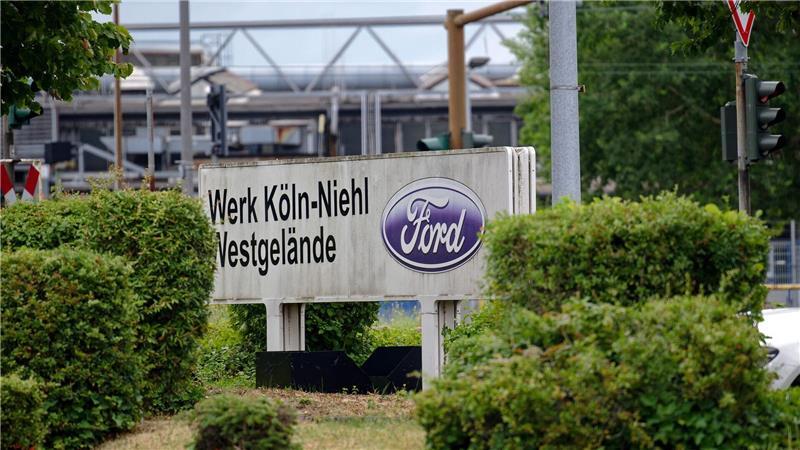 Sparkurs bei Ford: Gewerkschaft und Management einigen sich Ford-Logo an einem Werkstor des Autobauers, der in Köln noch große Flächen hat - obwohl er personell schon seit langem schrumpft.