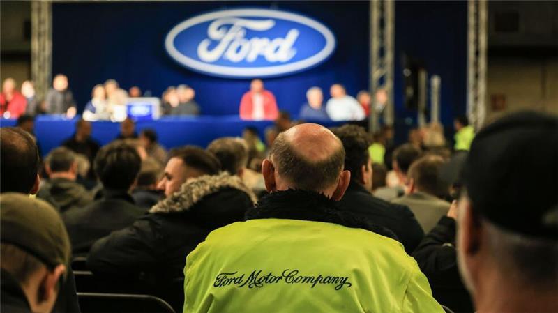 Die Industrie ist im Umbruch: Experten fordern neue Konzepte Ford-Mitarbeiter warten auf den Beginn der Betriebsversammlung.