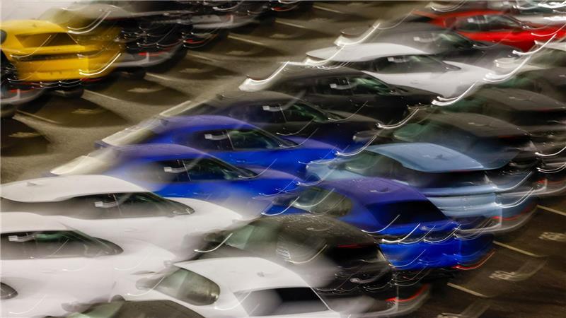 Ford-Werk in Köln: Neue Elektroautos stehen abholbereit auf dem Gelände.