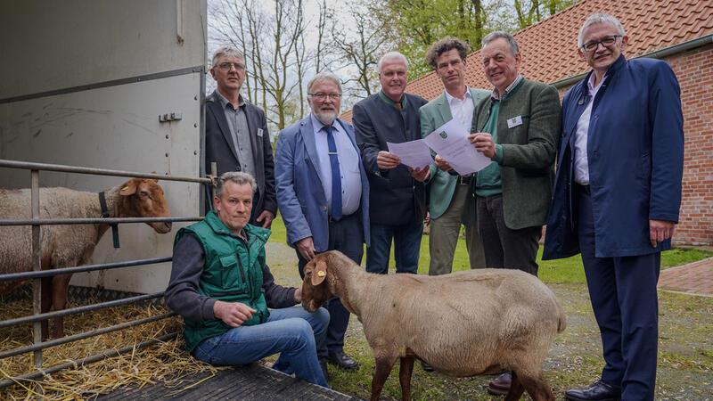 Fordern Taten statt Lippenbekenntnisse: Jäger, Schäfer und Wasserverbandsvertreter in Aurich.