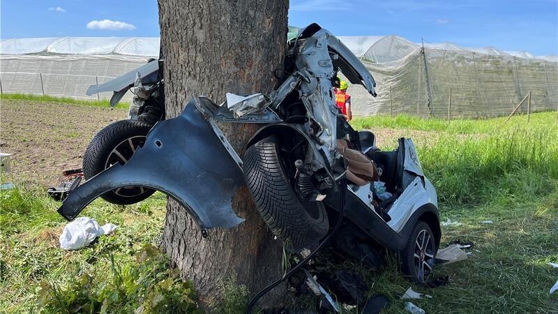 Ungewöhnlich viele Autobrände und kräftige Investitionen für die Feuerwehr Horneburg
Fordernder Einsatz für die Feuerwehr an Pfingsten 2023: Eine 18-Jährige war mit ihrem Kleinwagen in Grundoldendorf gegen einen Baum geprallt.