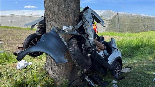 Fordernder Einsatz für die Feuerwehr an Pfingsten 2023: Eine 18-Jährige war mit ihrem Kleinwagen in Grundoldendorf gegen einen Baum geprallt.