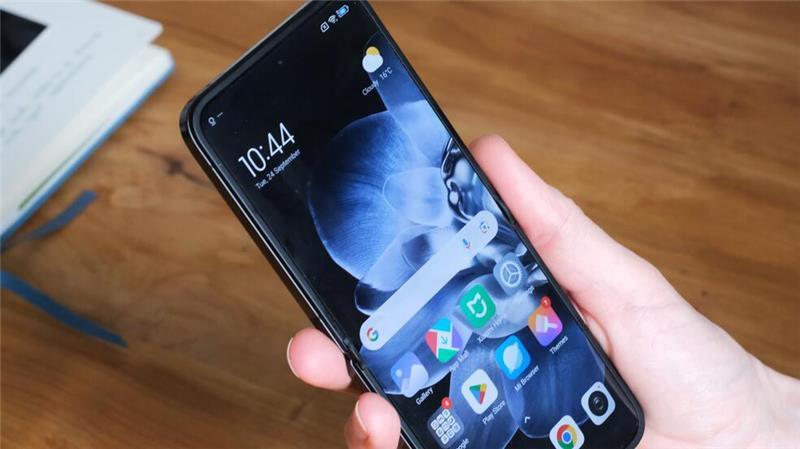 Fordert bei einem Anruf eine computergenerierte Stimme dazu auf, diesen Kontakt auf Whatsapp hinzuzufügen, blockiert man die Rufnummer am besten gleich.