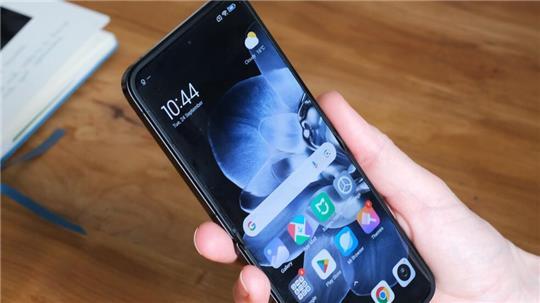 Fordert bei einem Anruf eine computergenerierte Stimme dazu auf, diesen Kontakt auf Whatsapp hinzuzufügen, blockiert man die Rufnummer am besten gleich.