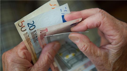 Fordert das Pflegepersonal was extra für seine Dienste? Spätestens das sollte Angehörige stutzig werden lassen.