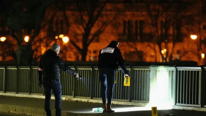 Deutscher bei mutmaßlicher Terror-Attacke in Paris getötet Forensiker der Polizei sind am Tatort einer Messerstecherei im Einsatz. Ein mutmaßlicher Islamist hat in Paris einen deutschen Touristen getötet.