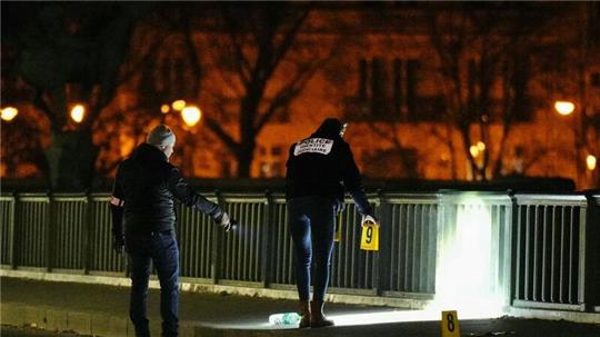 Forensiker der Polizei sind am Tatort einer Messerstecherei im Einsatz. Ein mutmaßlicher Islamist hat in Paris einen deutschen Touristen getötet.