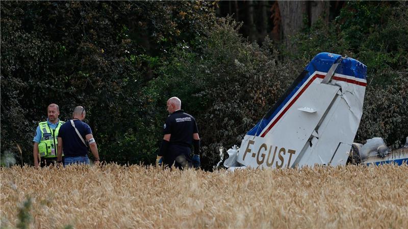Forensiker untersuchen das Wrack einer Cessna 421 in der westfranzösischen Gemeinde La Baule.