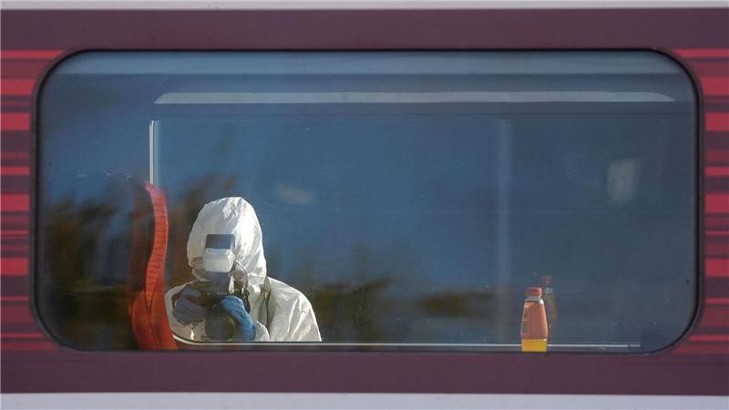 Forensiker untersuchen den Zug, in dem es zu dem verheerenden Angriff kam. 