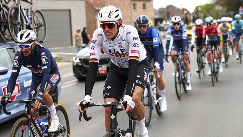 Form wie 2019: Nils Politt (M) vom UAE Team Emirates freut sich auf Kopfsteinpflaster und Regen.