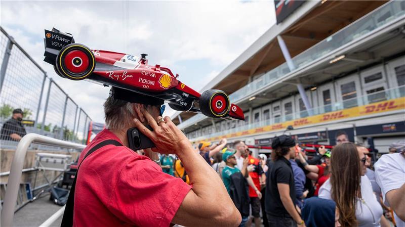 Bilder des Tages Formel 1: Ein Fan trägt einen kleinen Ferrari als Hut am Tag der offenen Tür beim Großen Preis von Kanada in Montreal.