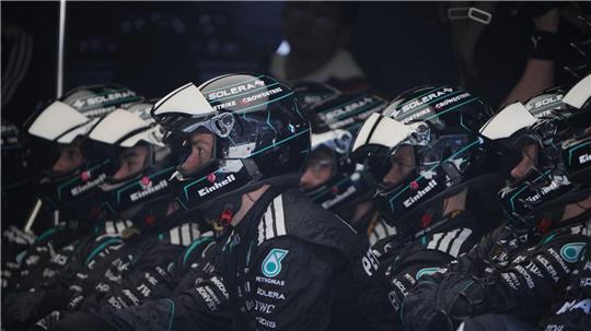 Formel-1-Weltmeisterschaft, Grand Prix von China, Sprintrennen. Die Crew des Mercedes-Piloten George Russell aus Großbritannien wartet während des Sprintrennens.