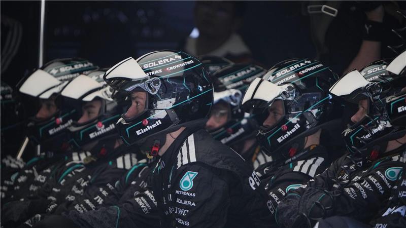 Formel-1-Weltmeisterschaft, Grand Prix von China, Sprintrennen. Die Crew des Mercedes-Piloten George Russell aus Großbritannien wartet während des Sprintrennens.