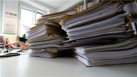 Formulare, Ordner, Stempel - wer ein Haus bauen, ein Unternehmen gründen oder eine Steuerrückzahlung erhalten will, muss sich oft durch zähe Prozesse hindurchquälen. (Symbolbild)