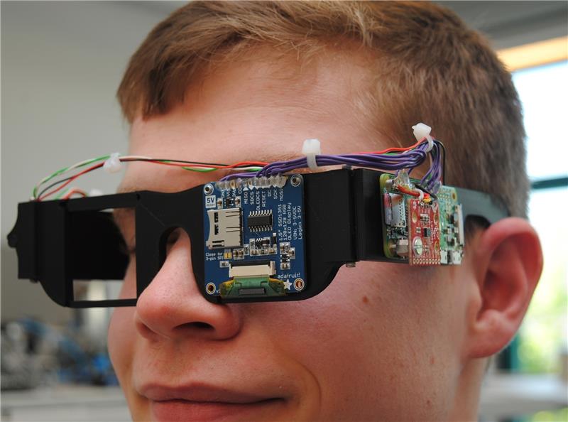 Forschendes Lernen an der Hochschule 21 in Buxtehude: Der Mechatronik-Student Christoph Ebler führt die interdisziplinär entwickelte Parkinson-Brille vor. Foto Vasel