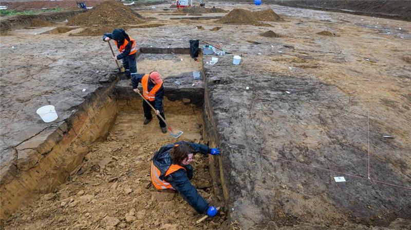 Forscher erklären Vergangenheit: Archäologen graben bei Döbeln-Gärtitz eine frühbonzezeitliche Siedlung aus. (Archivbild)