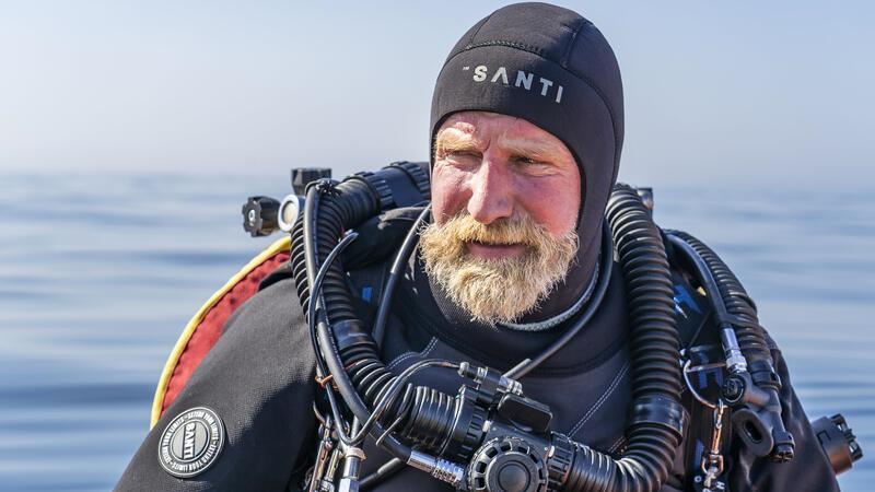 Welche spektakulären Funde Taucher Christian Howe schon gemacht hat Christian Howe in Taucherausrüstung