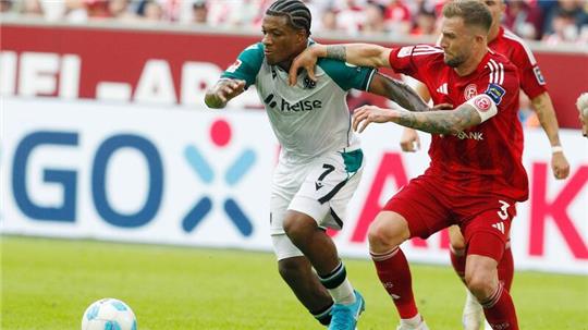 Fortuna Düsseldorf (rot) war gegen Hannover 96 überlegen.