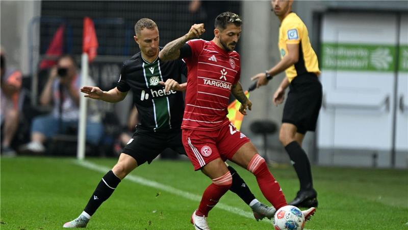 Niederlagen und Weissman-Wirbel: Fortuna erlebt Horror-Start Fortuna Düsseldorf um Matthias Zimmermann (r) lieferte gegen Hannover 96 eine enttäuschende Leistung ab.