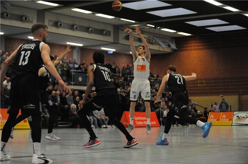 Forward Henning Schaake und der VfL Stade erwarten rund 550 Zuschauer zum ersten Duell am Sonntag in der VLG-Halle. Foto: Wolf