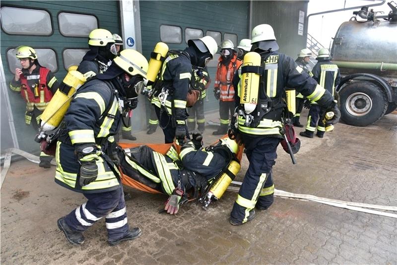 Feuerwehren proben Ernstfall bei Firma Alpers in Fredenbeck Foto Beneke