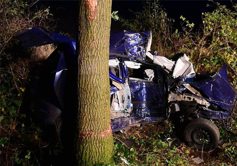 Tödlicher Unfall auf B74 - Retter von Autofahrern behindert Foto: Beneke