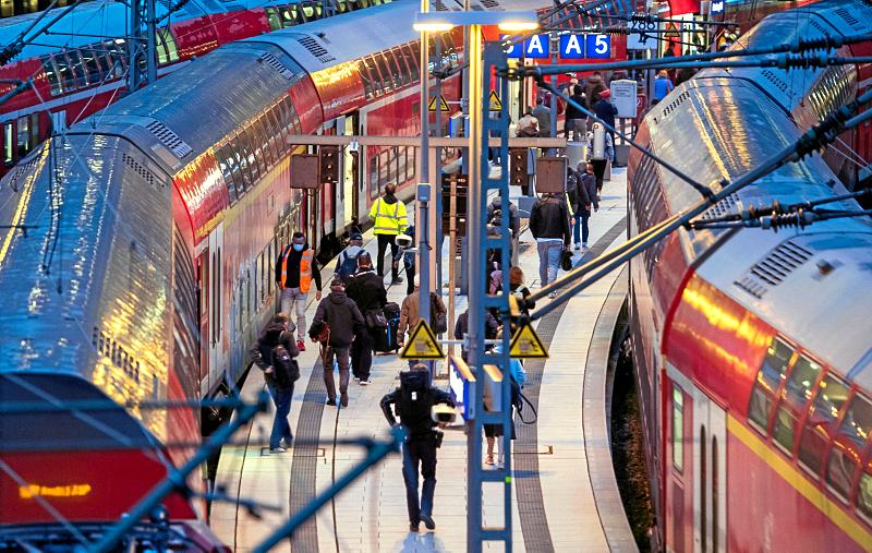 GDL droht nach Bahnstreik weiter - Annäherung nicht in Sicht Foto: Daniel Bockwoldt/dpa