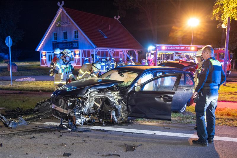 B75: Autos kollidieren im Kreis Harburg – Zwei Verletzte Foto: Joto