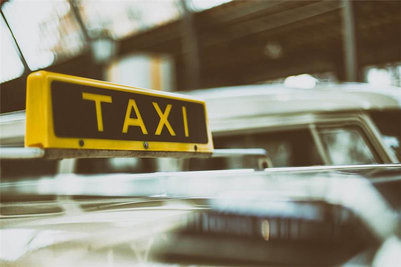 Vorfahrt für Elektro-Taxis am Hamburger Flughafen Foto: Pixabay