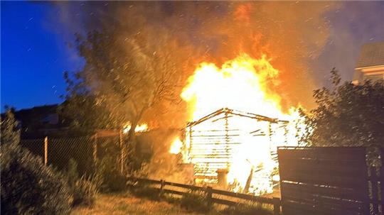 Bei Eintreffen der Feuerwehr stand der Schuppen bereits in Flammen.