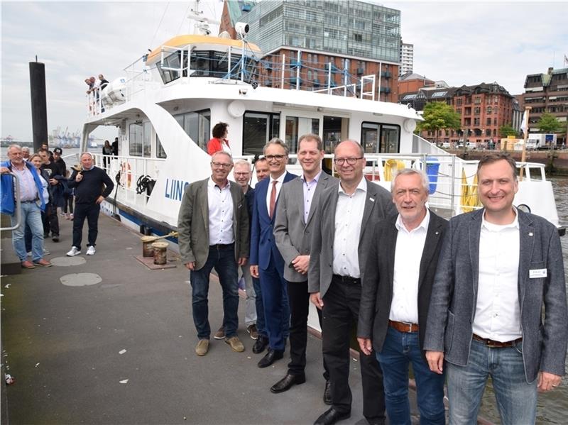 Foto mit Offiziellen vor der Fähre am Fischmarkt Altona (von rechts): Matthias Bunzel von der Maritimen Landschaft Unterelbe, Gerd Beckmann, Sönke Hartlef (beide Stadt Stade), Fähren-Chef Sven Jürgensen, Staatsrat Andreas Rieckhof, Dr. Andr