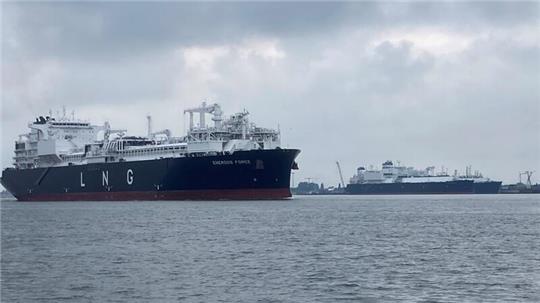 Foto mit Symbolkraft: Derzeit treibt der Stader LNG-Tanker Energos Force wegen Baggerarbeiten im Stader Hafen vor dem Brunsbütteler LNG-Riesen Hoegh Gannet.