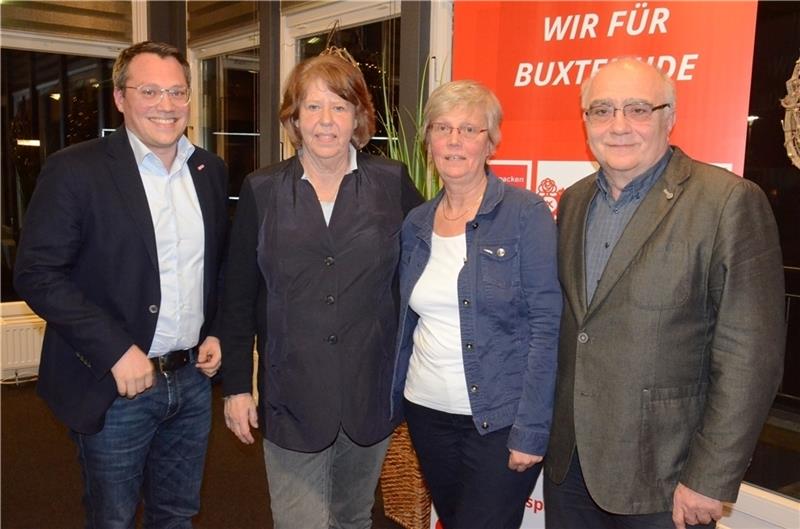 Foto mit Überraschungsgast: der Europaparlaments-Abgeordnete Tiemo Wölken (links), Monika Wörmer-Zimmermann, Heidrun Wölken (Zweite von rechts) und Wolfgang Wölken. Foto: Wisser