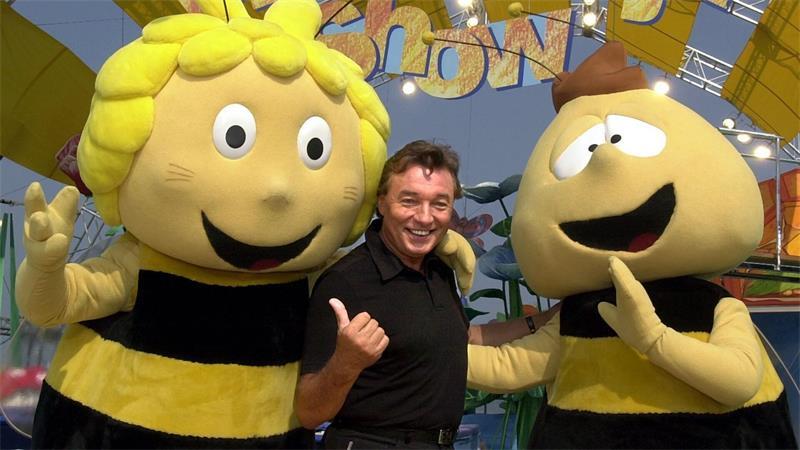 50 Jahre „Biene Maja“: „In einem unbekannten Land...“ Foto von 2001: Damals trat Karel Gott mit Maja und Willi in einer Biene-Maja-Geburtstagsshow auf. (Archivbild)