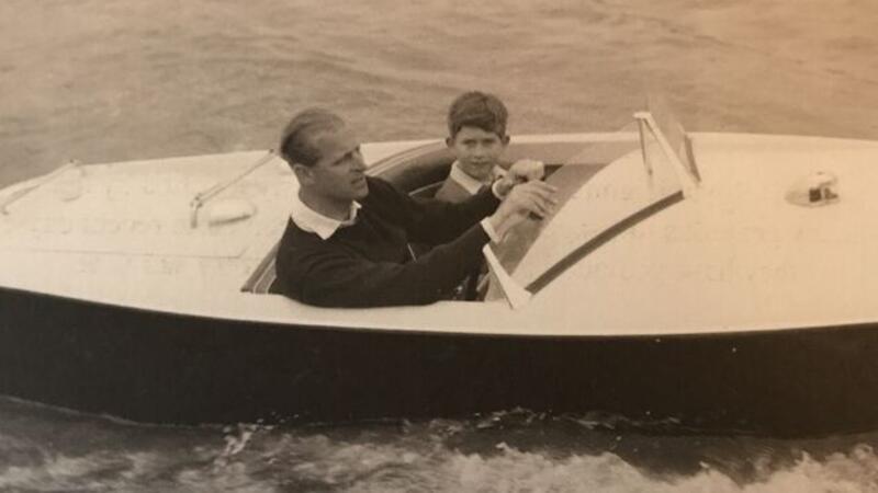 Foto von Prinz Philipp mit Charles als Kind, verschickt nach Philipps Tod.