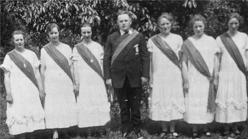 Von 1900 bis heute: Das ist besonders am Schützenverein Kranenburg Foto von der Fahnenweihe 1925: Schützenkönig Johann Dankers, umrahmt von sechs "Königsjungfern" (von links): Katharina Hellwege, Marta Schiling, Meta Hitzwebel, Anna Junge, Gretchen Hoops und Rebecka Hitzwebel.