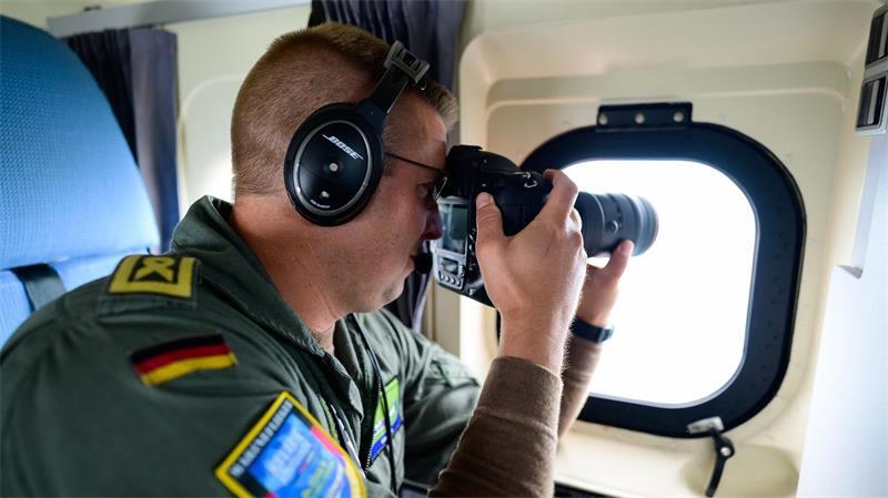 Im Tiefflug übers Meer – So spüren Öljäger Umweltsünder auf Fotobeweise von Verschmutzungen werden auch mit einer Handkamera aufgenommen.