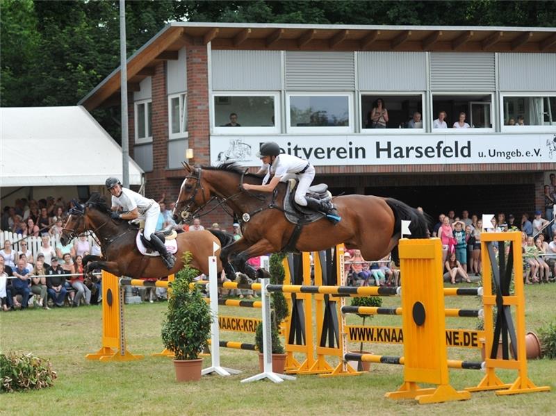 Show und Reitsport in Bargstedt: Diesmal mit Rodeobullen in der Springprüfung Fotofinish im Zweikampfspringen. Foto: Scholz