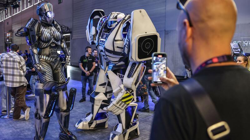 Fotografen nehmen Bilder von Fantasiefiguren der Gamescom auf.
