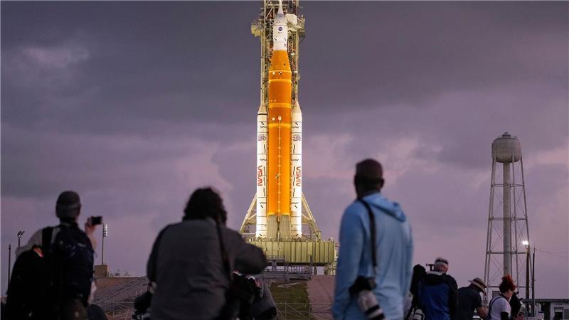 Fotografen richten ferngesteuerte Kameras in der Nähe der Artemis II-Mondrakete der NASA ein.