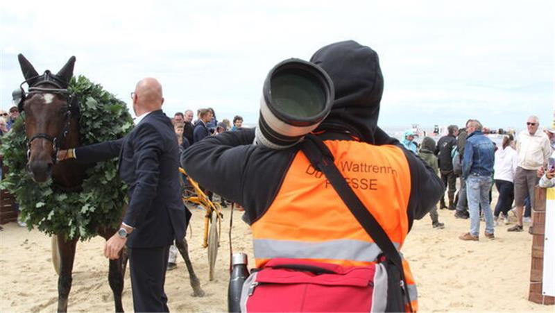 Das erwartet die Besucher beim Duhner Wattrennen 2023 in Cuxhaven Fotografen schleppen wieder ihre "langen Tüten" (starke Teleobjektive) zum Strand. Foto: Reese-Winne