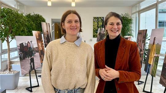 Fotografin Tiessen und Ministerin Staudte wollen auf Probleme von Landwirtinnen aufmerksam machen.