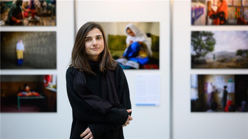 Fotojournalistin Elise Blanchard steht vor den prämierten Bildern.