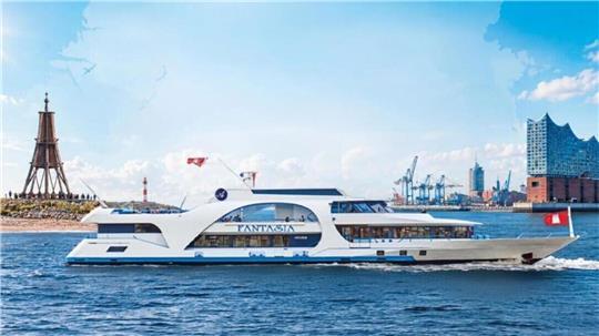 Fotomontage: Von Cuxhaven mit dem Schiff nach Hamburg fahren – das geht in wenigen Wochen.