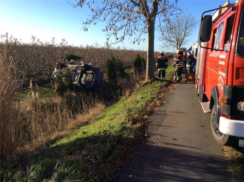 Auto überschlägt sich bei Wetterndorf - Ein Verletzter Fotos: Lutz/Feuerwehr