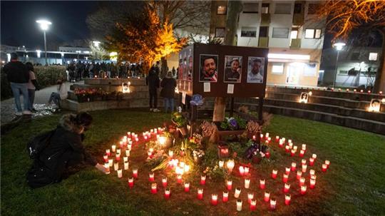 Fotos der Opfer und Teelichter erinnern Menschen am Tatort der Morde in Hanau-Kesselstadt an die Bluttat.