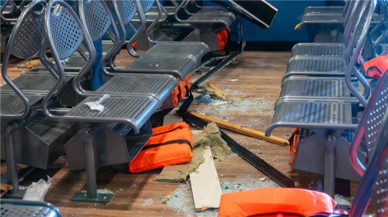 Fotos der Zerstörung an Bord lassen das Ausmaß der Kollision erahnen.
