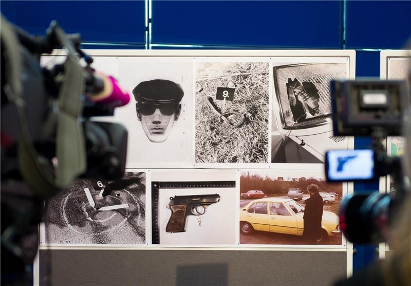 Fotos und Hinweise eines Verbrechens aus dem Jahr 1975 werden während der Vorstellung der neuen Cold-Cases-Unit des Landeskriminalamts in Hamburg ausgestellt. Foto Reinhardt/dpa
