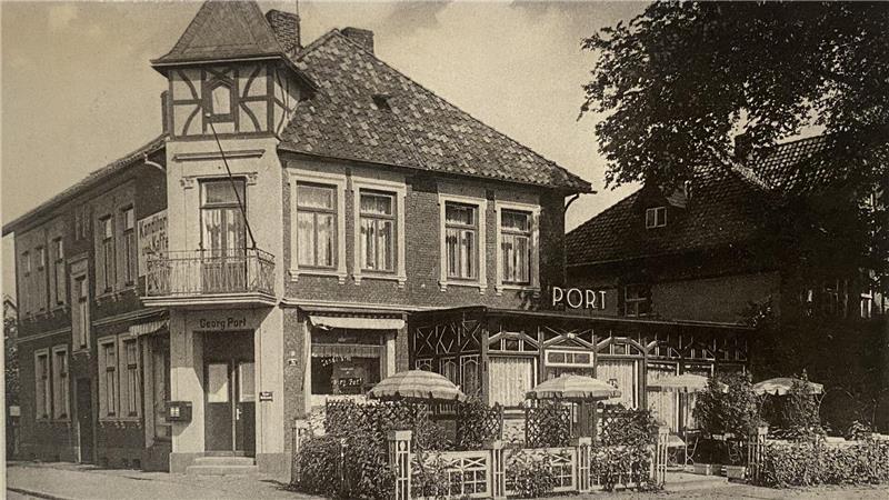 Fotos und Postkarten mit historischen Ansichten - Thorsten Hübbe hat alles zur Geschichte von Port gesammelt. Früher hatte das Haus noch einen Café-Garten an der Straße.